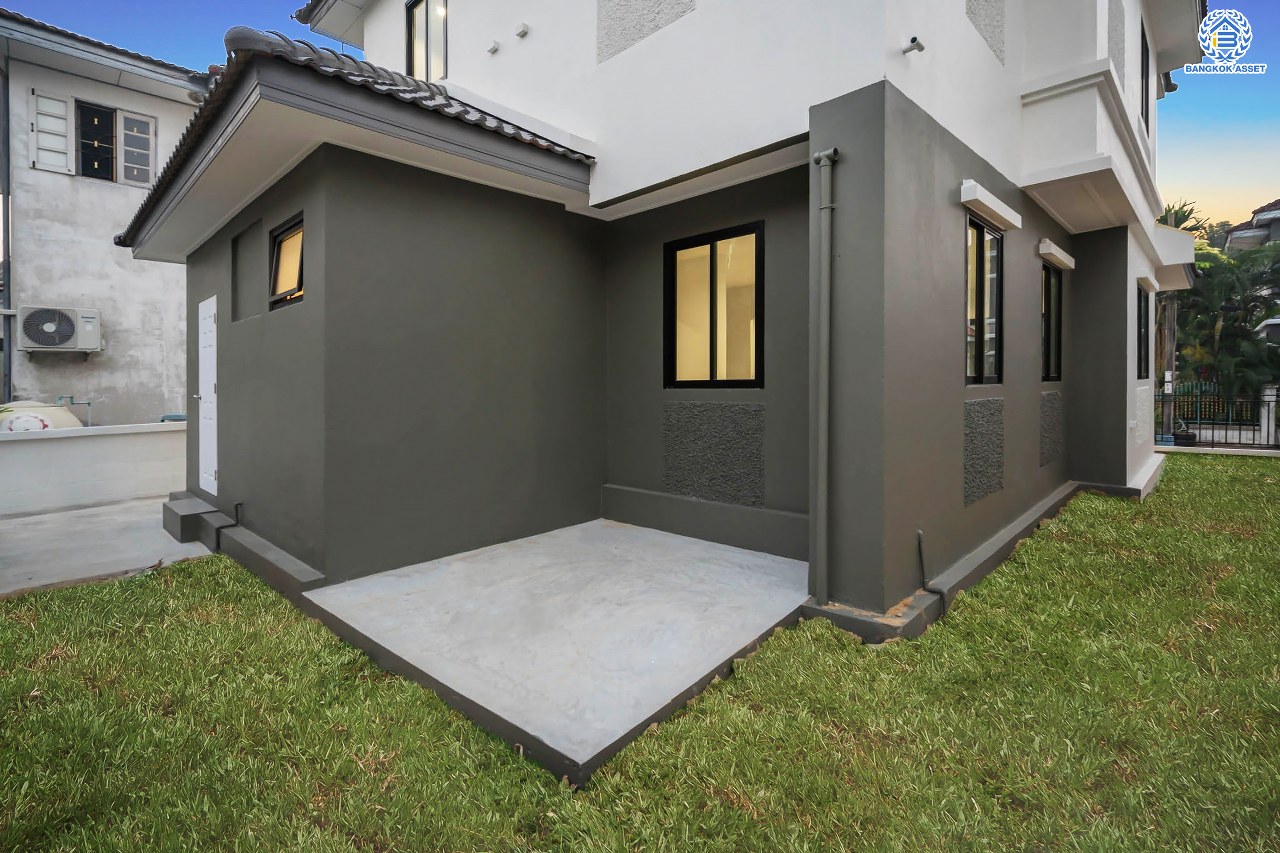 บ้านมือสองตกแต่งใหม่ ม.วรารมย์ เพชรเกษม81 แบรนด์ Q.House รองรับทุกความสุข เนื้อที่ 54 ตร.ว. ฟังก์ชัน 3 ห้องนอน 2 ห้องน้ำ 1 ห้องอเนกประสงค์ จอดรถได้ 1 คัน บนทำเลใกล้ The Mall บางแค และเชื่อมต่อ ถ.พุทธมณฑลสาย4 และ ถ.กาญจนาฯ